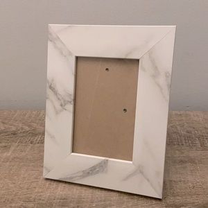 NWT 7x10” Grey and White Marble Desk Photo Frame